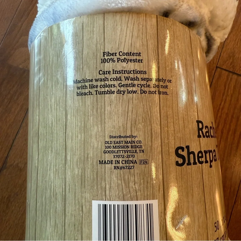 Rachelle Sherpa Throw Wolf Blanket/Nature Theme Cream and‎ Gray Brand New